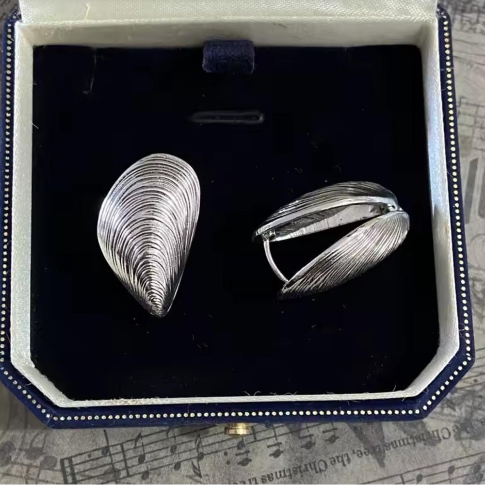 Silver Heart Shaped Earrings. - Picture 4 of 5